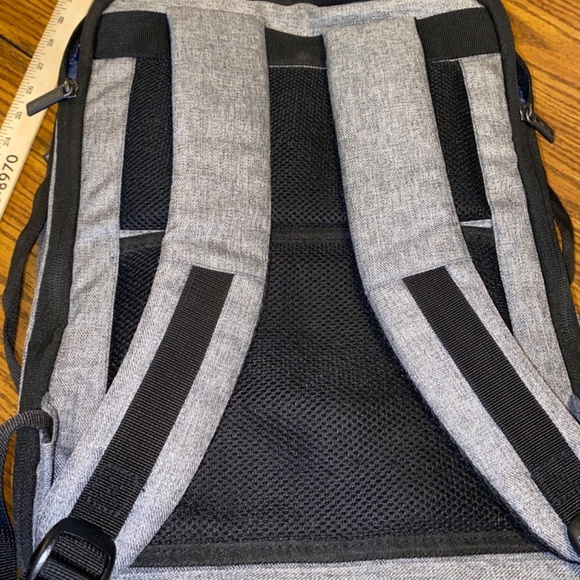 Kenneth Cole Reaction laptop backpack great condition - Picture 8 of 11
